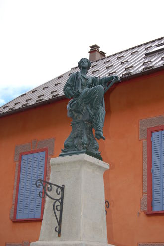 <strong>Aiguilles</strong> et ses statues