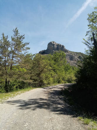 Devant nous, la Pierre-Mont...