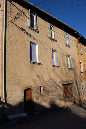 Grands murs, petites fenêtres...