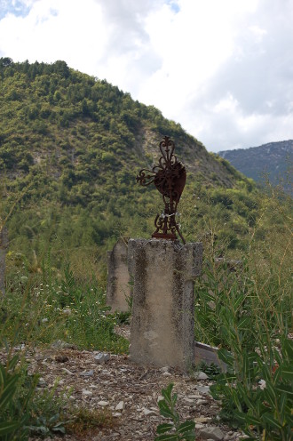 Vieille croix et herbes folles...