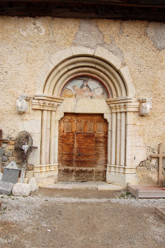 Entrant dans l'église Sainte Cécile.