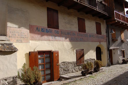 Étape obligatoire avant l'église...