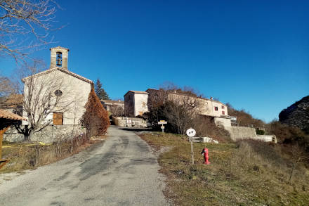 Arrivant au village