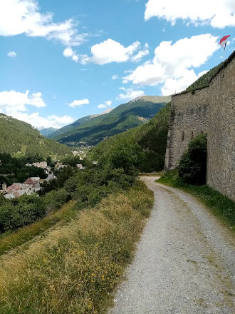 Longeant les remparts