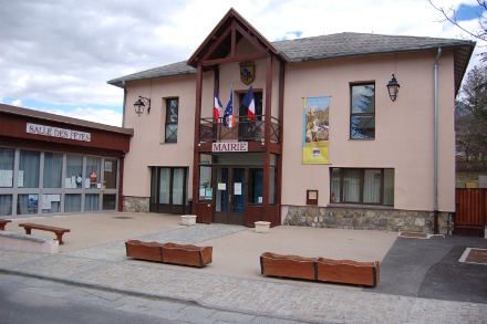 La mairie de Crots...