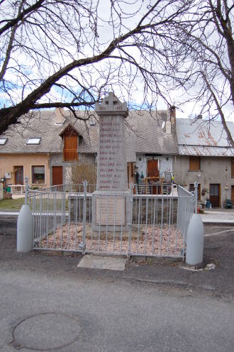 Le monument aux morts de Crots...