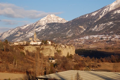 Une ville solidement agrippée à sa falaise...