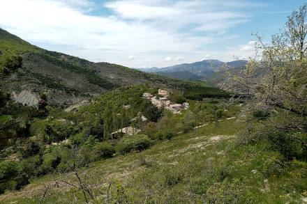 Village et reliefs tourmentés