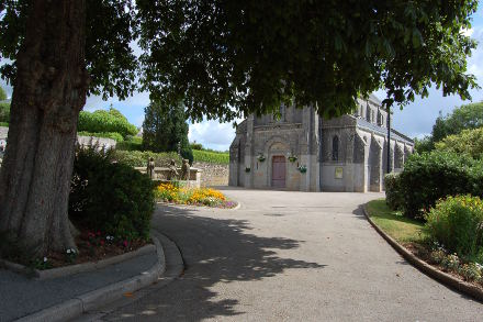 Elle mène à l'église...