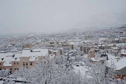 La neige recouvre la ville...