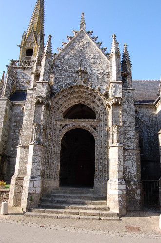 Un des porches de l'église de <strong>Kernascléden</strong>