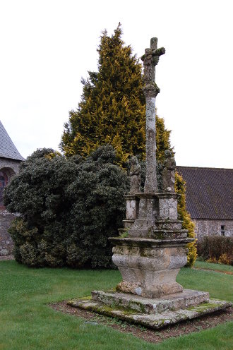 là était le cimetière, reste le calvaire...