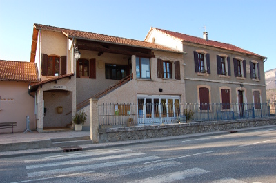 Une mairie en pleine campagne...