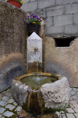 Fontaine et petit village