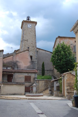 Face à nous, l'église paroissiale...