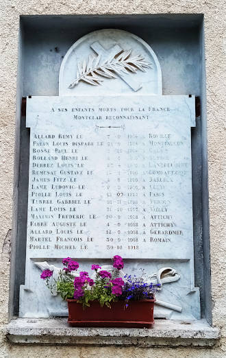 Une plaque, des noms, les morts...