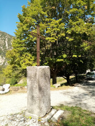 Elle protège croisement et lavoir...