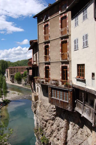 Une commune accorchée à sa falaise...