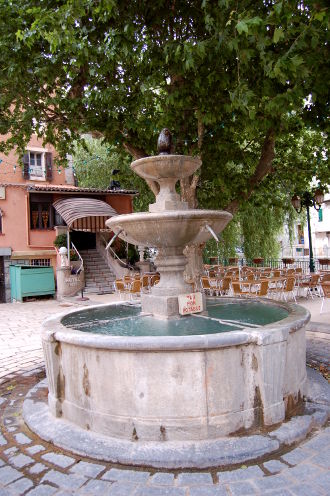 Au centre, la fontaine...