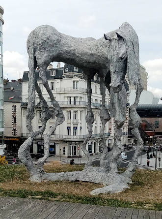 Il vous attend devant la gare