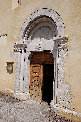 La porte surmontée de son agneau pascal