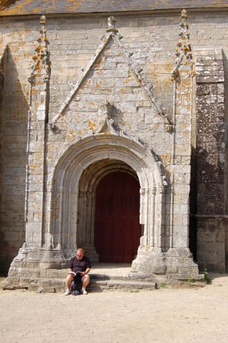 Lecture sur le proche de la chapelle...