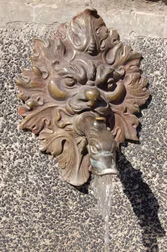 Sur la fontaine...