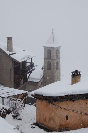 Hiver, clocher et cheminées à Saint-Véran