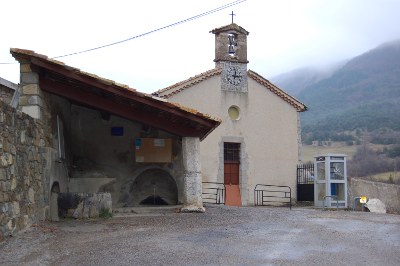 Ciel couvert et chapelle de village...