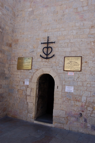 Entrez dans l'église fortifiée...