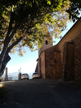 À l'ombre de l'église...