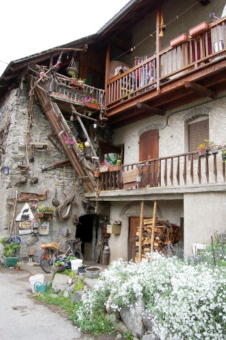 Vous la découvrirez dans le bourg...