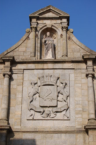 Le fronton de la porte du vieux Vannes - Place Gambetta